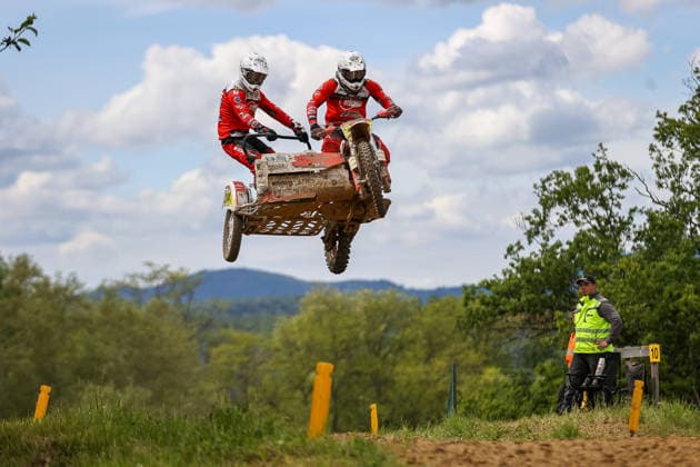 Sport Bilder des Tages Leon Hofmann und Leon Freygang DEU (244) VMC MEGA , Deutschland, Motorsport, ADAC Motocross Schopfheim 2026, DMX Seitenwagen Deutsche Meisterschaft, 1. Lauf, 17.05.2026, Schopfheim Motocross Rennstrecke Deutschland *** Leon Hofmann and Leon Freygang DEU 244 VMC MEGA , Germany, Motorsport, ADAC Motocross Schopfheim 2026, DMX Sidecar German Championship, 1 round, 17 05 2026, Schopfheim Motocross Race Track Germany Copyright: xGrantxHubbsx