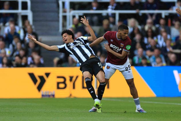 Newcastle United v West Ham United Premier League William Osula of Newcastle United (left) competes for the ball with Jean-Clair Todibo of West Ham United during the Premier League match at St. James s Park, Newcastle 17 05 2026 UK Newspapers OUT Copyright: xFredxPalmerx FIL-23447-0138