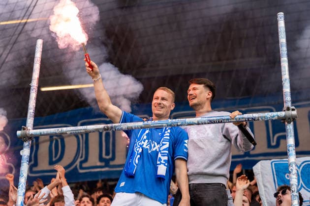 Fabian Holland SV Darmstadt 98, 32 has pyrotechnics in his hand during his farewell in the fan block, GER, SV Darmstadt 98 vs SC Paderborn, Football, 2 Bundesliga, Matchday 34, Season 2025 2026, 17 05 2026, DFL REGULATES PROHIBIT ANY USE OF PHOTOGRAPHS AS IMAGE SEQUENCES AND OR QUASI VIDEO, GER, SV Darmstadt 98 vs SC Paderborn, Football, 2 Bundesliga, Matchday 34, Season 2025 2026, 17 05 2026 Darmstadt Copyright: xEibner-Pressefoto Jan-NiclasxGrox EP_JGG
