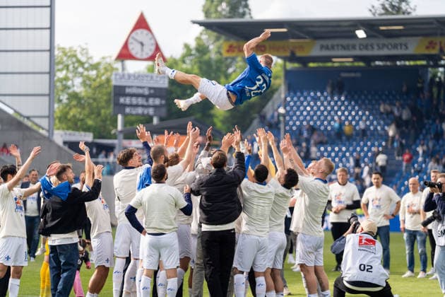 SV Darmstadt 98 team throws Fabian Holland SV Darmstadt 98, 32 in the air during his farewell, GER, SV Darmstadt 98 vs SC Paderborn, Football, 2 Bundesliga, Matchday 34, Season 2025 2026, 17 05 2026, DFL REGULATES PROHIBIT ANY USE OF PHOTOGRAPHS AS IMAGE SEQUENCES AND OR QUASI VIDEO, GER, SV Darmstadt 98 vs SC Paderborn, Football, 2 Bundesliga, Matchday 34, Season 2025 2026, 17 05 2026 Darmstadt Copyright: xEibner-Pressefoto Jan-NiclasxGrox EP_JGG