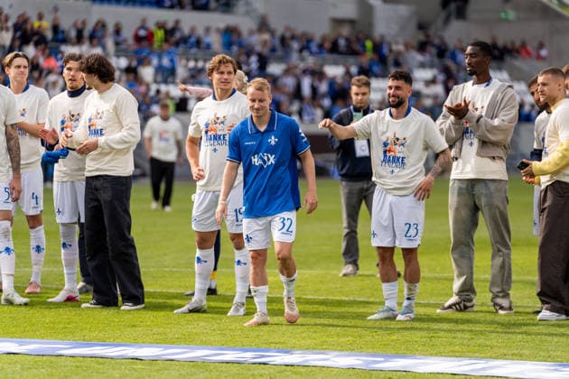 Fabian Holland SV Darmstadt 98, 32 is sent into the fan block by SV Darmstadt 98 team, GER, SV Darmstadt 98 vs SC Paderborn, Football, 2 Bundesliga, Matchday 34, Season 2025 2026, 17 05 2026, DFL REGULATES PROHIBIT ANY USE OF PHOTOGRAPHS AS IMAGE SEQUENCES AND OR QUASI VIDEO, GER, SV Darmstadt 98 vs SC Paderborn, Football, 2 Bundesliga, Matchday 34, Season 2025 2026, 17 05 2026 Darmstadt Copyright: xEibner-Pressefoto Jan-NiclasxGrox EP_JGG