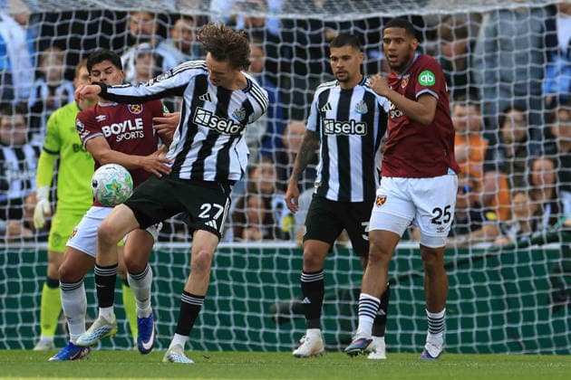Newcastle United v West Ham United Premier League Nick Woltemade of Newcastle United controls the ball under pressure from Mateus Fernandes of West Ham United during the Premier League match at St. James s Park, Newcastle 17 05 2026 UK Newspapers OUT Copyright: xFredxPalmerx FIL-23447-0141