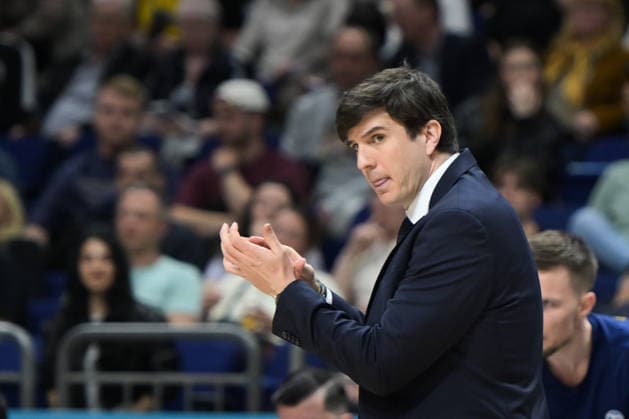 17 05 2026, xlakx, Basketball easyCredit BBL Bundesliga Playoffs, Alba Berlin SC Rasta Vechta v l Pedro Calles Alba Berlin coach gives instructions, gesticulates with his arms, gesticulate, gives instructions Berlin