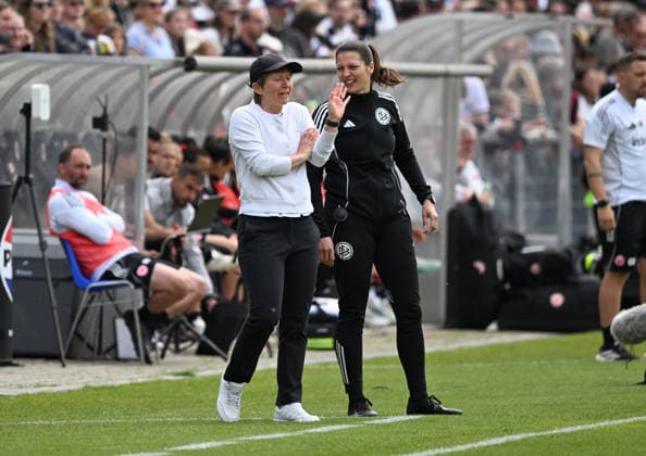 17 05 2026, xsltx, Soccer Google Pixel Womens Bundesliga, Eintracht Frankfurt 1 FC Union Berlin v l Ailien Poese Head Coach 1 FC Union Berlin and Annika Kost 4 Officials in Dialogue DFL DFB REGULATIONS PROHIBIT ANY USE OF PHOTOGRAPHS as IMAGE SEQUENCES and or QUASI VIDEO