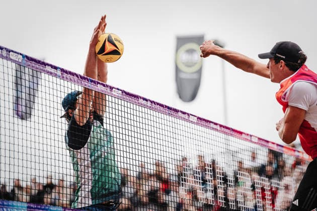 Beach volleyball men Allianz German Beach Tour 2026 Tourstop Düsseldorf 17 05 2026 v l Jannik Kühlborn blocks Tristan Fröbel Düsseldorf Robert Lehr Ufer Nordrhein Westfalen Germany