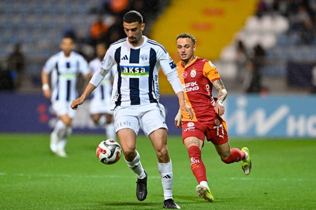 Kasimpasa v Galatasaray - Turkish Super Lig ISTANBUL, TURKIYE - MAY 17: Kasimpasa s Adem Arus (L) and Galatasaray s Noa Lang (R) compete for the ball during the Turkish Super Lig week 34 match between Kasimpasa and Galatasaray at Recep Tayyip Erdogan Stadium in Istanbul, Turkiye, on May 17, 2026. Cem Tekkesinoglu Anadolu Istanbul Turkey. Editorial use only. Please get in touch for any other usage.  Copyright: x2026xAnadoluxCemxTekkesinoglux