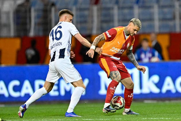 Kasimpasa v Galatasaray - Turkish Super Lig ISTANBUL, TURKIYE - MAY 17: Kasimpasa s Andri Baldursson (L) and Galatasaray s Mauro Icardi (R) compete for the ball during the Turkish Super Lig week 34 match between Kasimpasa and Galatasaray at Recep Tayyip Erdogan Stadium in Istanbul, Turkiye, on May 17, 2026. Cem Tekkesinoglu Anadolu Istanbul Turkey. Editorial use only. Please get in touch for any other usage.  Copyright: x2026xAnadoluxCemxTekkesinoglux
