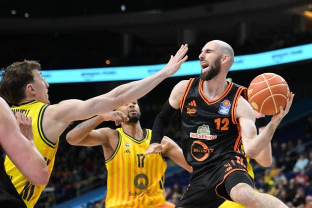 17 05 2026, xlakx, Basketball easyCredit BBL Bundesliga Playoffs, Alba Berlin SC Rasta Vechta v l Tommy Kuhse Rasta Vechta duel, duel, fight, tackle Berlin