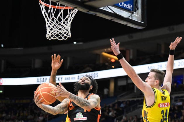 17 05 2026, xlakx, Basketball easyCredit BBL Bundesliga Playoffs, Alba Berlin SC Rasta Vechta v l Tevin Brown Rasta Vechta , Justin Bean Alba Berlin goes for the basket Berlin