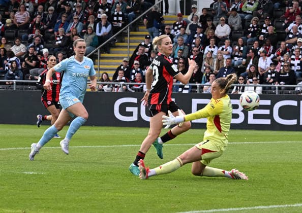 17 05 2026, xsltx, Soccer Google Pixel Women Bundesliga, Eintracht Frankfurt 1 FC Union Berlin 2 v l Laura Freigang Eintracht Frankfurt misses the goal by Cara Bösl 1 FC Union Berlin DFL DFB REGULATIONS PROHIBIT ANY USE OF PHOTOGRAPHS as IMAGE SEQUENCES and or QUASI VIDEO