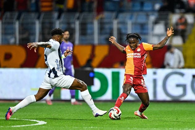 Kasimpasa v Galatasaray - Turkish Super Lig ISTANBUL, TURKIYE - MAY 17: Kasimpasa s Cafu (L) and Galatasaray s Renato Nhaga (R) compete for the ball during the Turkish Super Lig week 34 match between Kasimpasa and Galatasaray at Recep Tayyip Erdogan Stadium in Istanbul, Turkiye, on May 17, 2026. Cem Tekkesinoglu Anadolu Istanbul Turkey. Editorial use only. Please get in touch for any other usage.  Copyright: x2026xAnadoluxCemxTekkesinoglux