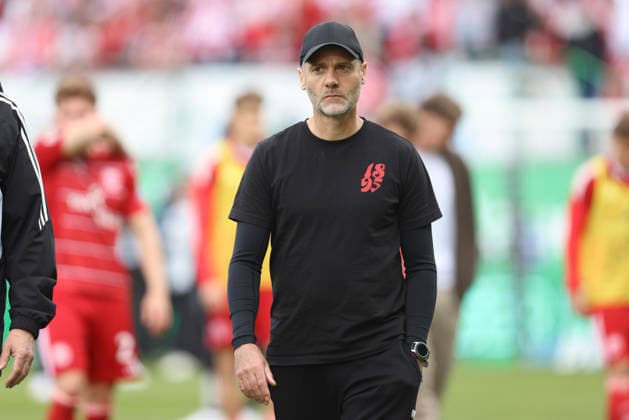 Trainer Alexander Ende Fortuna Düsseldorf is disappointed during the 2 Bundesliga match between SpVgg Greuther Fürth and Fortuna Düsseldorf, Sportpark Ronhof Thomas Sommer on May 17, 2026 in Fürth, Germany Photo by Oliver Kaelke DeFodi Images Trainer Alexander Ende Fortuna Düsseldorf looks dejected during the 2 Bundesliga match between SpVgg Greuther Fürth and Fortuna Düsseldorf at Sportpark Ronhof Thomas Sommer on May 17, 2026 in Fürth, Germany Photo by Oliver Kaelke DeFodi Images Photo by Oliver Kaelke DeFodi Images