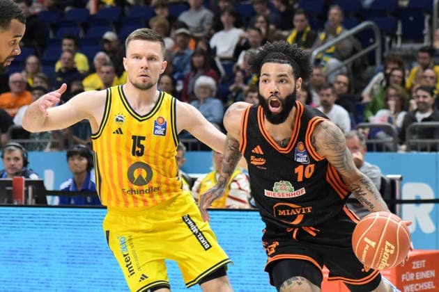 17 05 2026, xlakx, Basketball easyCredit BBL Bundesliga Playoffs, Alba Berlin SC Rasta Vechta v l Martin Hermannsson Alba Berlin , Tevin Brown Rasta Vechta duel, duel, fight, tackle Berlin