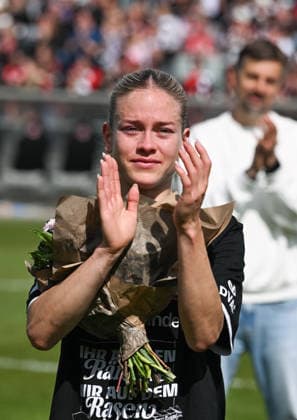 17 05 2026, xsltx, Fußball Google Pixel Frauen Bundesliga, Eintracht Frankfurt 1 FC Union Berlin v l Konnte die Tränen nicht unterdrücken Nadine Riesen Eintracht Frankfurt bei ihrem Abschied DFL DFB REGULATIONS PROHIBIT ANY USE OF PHOTOGRAPHS as IMAGE SEQUENCES and or QUASI VIDEO