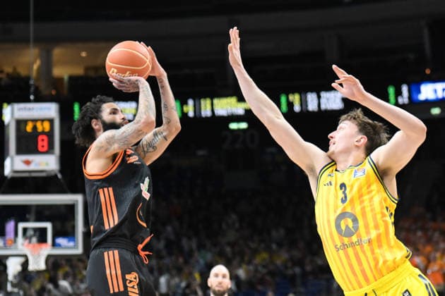 17 05 2026, xlakx, Basketball easyCredit BBL Bundesliga Playoffs, Alba Berlin SC Rasta Vechta v l Tevin Brown Rasta Vechta , Alex Oconnel Alba Berlin duel, duel, fight, tackle Berlin