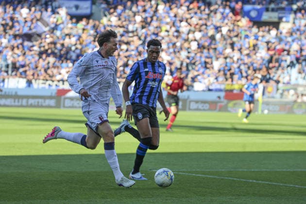 IPA84797172 - Federico Bernardeschi of Bologna FC competes for the ball with Honest Ahanor of Atalanta BC during Atalanta BC vs Bologna FC, 37th Serie A Enilive 2025-26 game at New Balance arena in Bergamo (BG), Italy, on May 17, 2026.  Copyright: xDavidexCasentini IPAxSportx xx 84797172