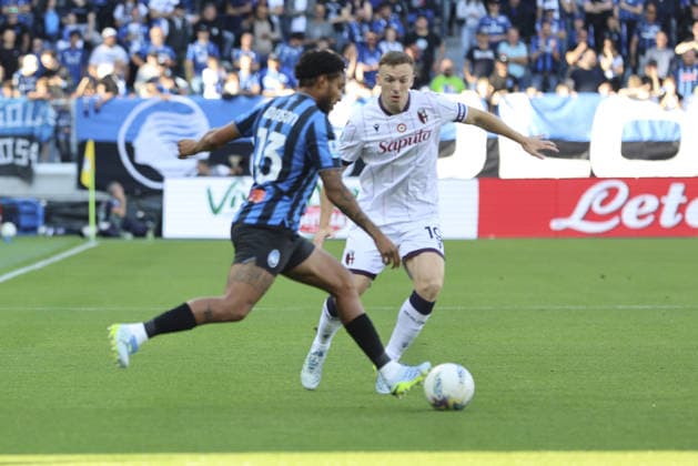 IPA84797195 - Ederson Jose Dos Santos Lourenco da Silva Ederson of Atalanta BC competes for the ball with Lewis Ferguson of Bologna FC during Atalanta BC vs Bologna FC, 37th Serie A Enilive 2025-26 game at New Balance arena in Bergamo (BG), Italy, on May 17, 2026.  Copyright: xDavidexCasentini IPAxSportx xx 84797195
