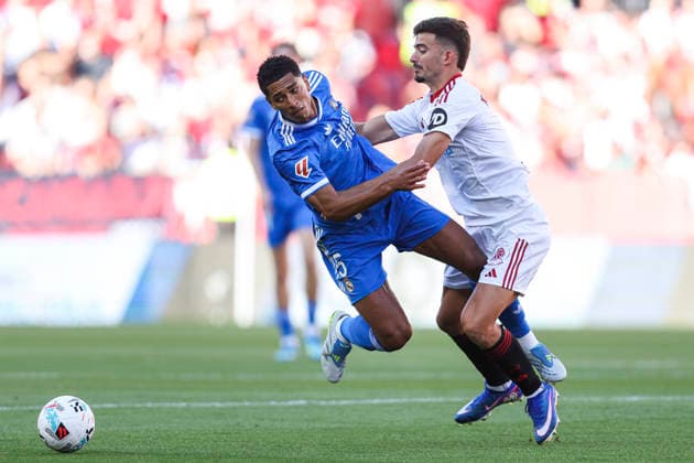 ESP: Sevilla FC - Real Madrid. La Liga EA Sports. Date 37 Jude Bellingham of Real Madrid and Kike Salas of Sevilla FC during the La Liga EA Sports match between Sevilla FC and Real Madrid CF played at Ramon Sanchez Pizjuan Stadium on May 17, 2026 in Sevilla, Spain. kpng Copyright: xAntonioxPozox xPRESSINPHOTOx AP_260517_SEV_RMA_2526_006
