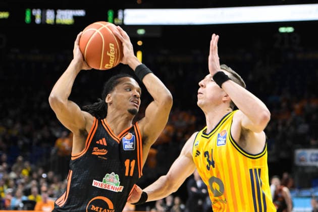 17 05 2026, xlakx, Basketball easyCredit BBL Bundesliga Playoffs, Alba Berlin SC Rasta Vechta v l Alonzo Verge Rasta Vechta , Justin Bean Alba Berlin duel, duel, fight, tackle Berlin