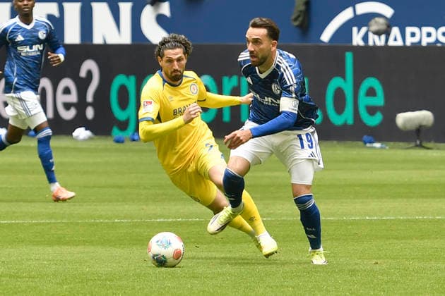 from left in duel Fabio Kaufmann Braunschweig 7 Kenan Karaman Schalke 19 17 05 2026 ¢ Football ¢ FC Schalke 04 vs Eintracht Braunschweig, Veltins Arena, Gelsenkirchen, DFB DFL REGULATIONS PROHIBIT ANY USE OF PHOTOGRAPHS AS IMAGE SEQUENCES AND OR QUASI VIDEO Copyright: xpepphotox xSaschaxWeizx pep00321, pep_20260517_hm_360441