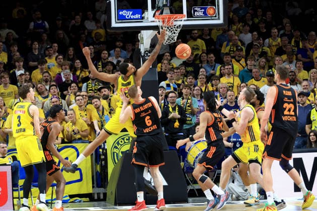 DEU, easyCredit BBL, ALBA vs Rasta Vechta, 17 05 2026, Uber Arena, Berlin, DEU, easyCredit BBL, ALBA vs Rasta Vechta, in the picture Norris Agbakoko ALBA Berlin 17 , Luc van Slooten RASTA Vechta 6 nordphotoxGmbHx xEngler nph00076