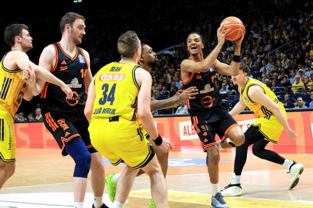 DEU, easyCredit BBL, ALBA vs Rasta Vechta, 17 05 2026, Uber Arena, Berlin, DEU, easyCredit BBL, ALBA vs Rasta Vechta, in the picture Justin Bean ALBA Berlin 34 , Alex OÕConnell ALBA Berlin 3 , Alonzo Verge jr RASTA Vechta 11 , Philipp Herkenhoff RASTA Vechta 14 nordphotoxGmbHx xEngler nph00076