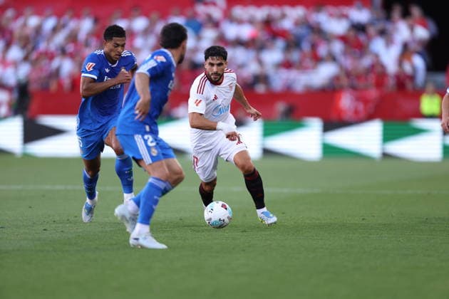 ESP LaLiga EA Sports Sevilla FC v Real Madrid Neal Maupay of Sevilla brings the ball foward against David Jude Bellingham of Real Madrid and Dani Carvajal of Real Madrdid during LaLiga EA Sports, between Sevilla FC v Real Madrid played at Ramon Sanchez Pizjuan Stadium, Seville on May 17th, 2026 in Spain Sevilla Spain Futbol Copyright: xRafaelxRomanx xAgenciaxLOFx