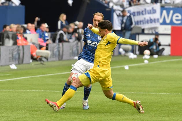 from left in duel Timo Becker Schalke 5 Fabio Di Michele Sanchez Braunschweig 22 17 05 2026 ¢ Football ¢ FC Schalke 04 vs Eintracht Braunschweig, Veltins Arena, Gelsenkirchen, DFB DFL REGULATIONS PROHIBIT ANY USE OF PHOTOGRAPHS AS IMAGE SEQUENCES AND OR QUASI VIDEO Copyright: xpepphotox xSaschaxWeizx pep00321, pep_20260517_hm_360388