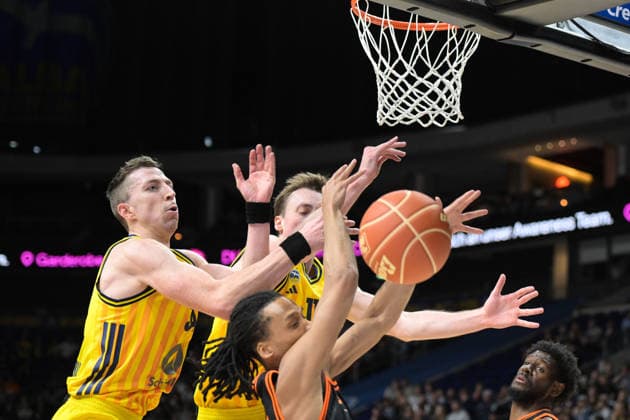 17 05 2026, xlakx, Basketball easyCredit BBL Bundesliga Playoffs, Alba Berlin SC Rasta Vechta v l Justin Bean Alba Berlin , Moses Wood Alba Berlin , Alonzo Verge Rasta Vechta duel, fight, tackle Berlin