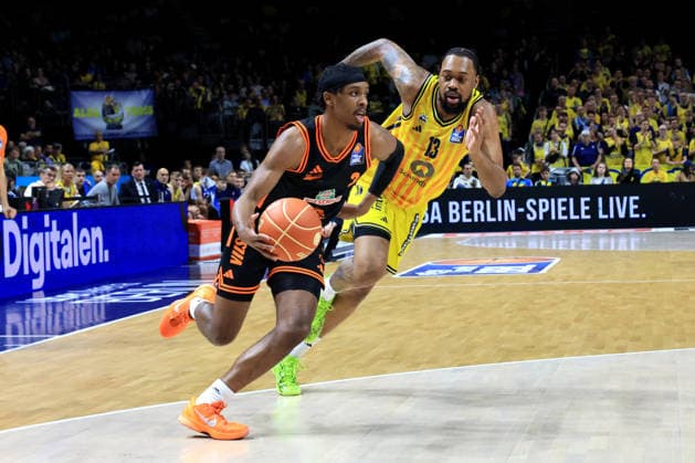 DEU, easyCredit BBL, ALBA vs Rasta Vechta, 17 05 2026, Uber Arena, Berlin, DEU, easyCredit BBL, ALBA vs Rasta Vechta, in the picture J Wan Roberts ALBA Berlin 13 , Malik Parsons RASTA Vechta 3 nordphotoxGmbHx xEngler nph00076