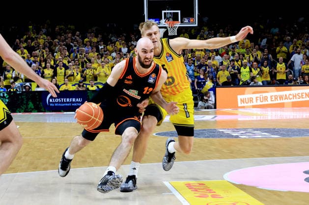 DEU, easyCredit BBL, ALBA vs Rasta Vechta, 17 05 2026, Uber Arena, Berlin, DEU, easyCredit BBL, ALBA vs Rasta Vechta, pictured Sam Griesel ALBA Berlin 5 , Tommy Kuhse RASTA Vechta 12 nordphotoxGmbHx xEngler nph00076