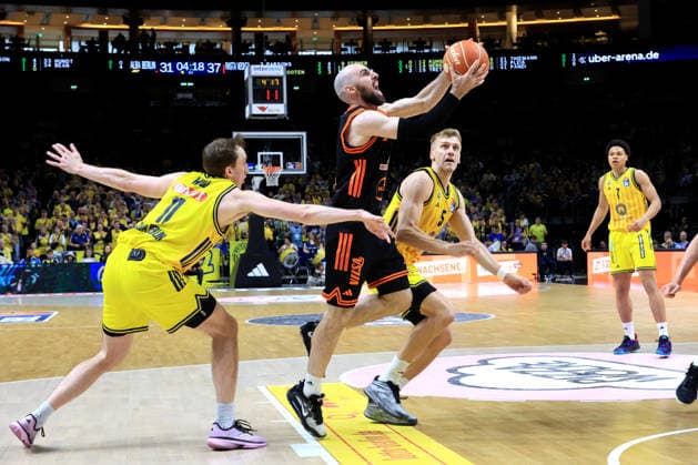 DEU, easyCredit BBL, ALBA vs Rasta Vechta, 17 05 2026, Uber Arena, Berlin, DEU, easyCredit BBL, ALBA vs Rasta Vechta, pictured Sam Griesel ALBA Berlin 5 , Moses Wood ALBA Berlin 11 , Tommy Kuhse RASTA Vechta 12 nordphotoxGmbHx xEngler nph00076