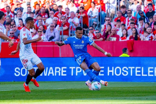 Kylian Mbappe (N10) controls the ball during the La Liga EA Sports match between Sevilla FC and Real Madrid at Estadio Ramon Sanchez Pizjuan on May 17th 2026, in Sevilla, Spain Copyright: xAndresxLopezxSheridanxx xSPPx Sportspressphoto_SPR148933