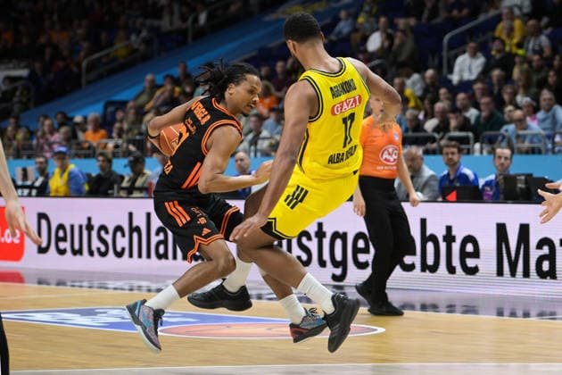 17 05 2026, xlakx, Basketball easyCredit BBL Bundesliga Playoffs, Alba Berlin SC Rasta Vechta v l Alonzo Verge Rasta Vechta , Norris Agbakoko Alba Berlin duel, duel, fight, tackle Berlin