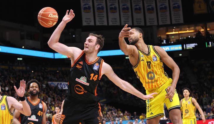Philipp Herkenhoff, Norris Agbakoko duel Match scene Action Sport Basketball BBL Bundesliga Mens Play Off quarter-final season 2025 2026 17 05 2026 ALBA Berlin vs SC Rasta Vechta