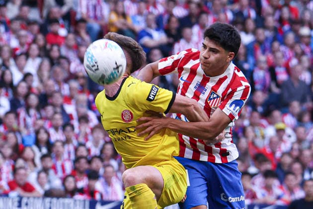Atletico de Madrid vs Girona, on the 37th matchday of the 2025 26 Spanish First Division May 17, 2026, Madrid, Spain Obed Vargas protects the ball against Tsyngankov during the Spanish championship LaLiga football match between Atletico de Madrid and Girona CF on 17 May 2026 at Estadio Santiago Bernabeu in Madrid, Spain Madrid, Spain Madrid Madrid Madrid Madrid Spain Copyright: xAlejandroxMatiasx