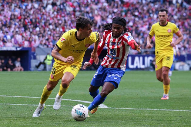 Atletico de Madrid vs Girona, on the 37th matchday of the 2025 26 Spanish First Division May 17, 2026, Madrid, Spain Alejandro Frances protects the ball against Lookman during the Spanish championship LaLiga football match between Atletico de Madrid and Girona CF on 17 May 2026 at Estadio Santiago Bernabeu in Madrid, Spain Madrid, Spain Madrid Madrid, Spain Madrid Madrid Spain Copyright: xAlejandroxMatiasx
