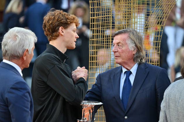 Foto IPP Cavaliere Emiliano. Roma 17 05 2026. Tennis Internazionali d Italia 2026. Nella foto: Jannik Sinner stringe la mano a Adriano Panatta. Italy Photo Press - World Copyright italy ITALY  Copyright: xR4924_italyphotopressx