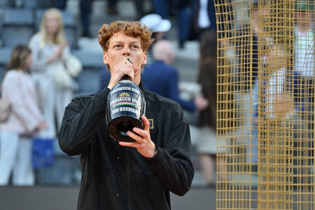 Foto IPP Cavaliere Emiliano. Roma 17 05 2026. Tennis Internazionali d Italia 2026. Nella foto: Jannik Sinner brinda alla vittoria. Italy Photo Press - World Copyright italy ITALY  Copyright: xR4924_italyphotopressx