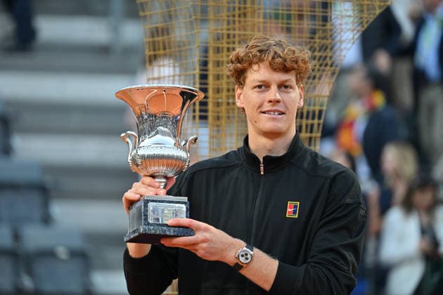 Foto IPP Cavaliere Emiliano. Roma 17 05 2026. Tennis Internazionali d Italia 2026. Nella foto: Jannik Sinner alza il trofeo. Italy Photo Press - World Copyright italy ITALY  Copyright: xR4924_italyphotopressx