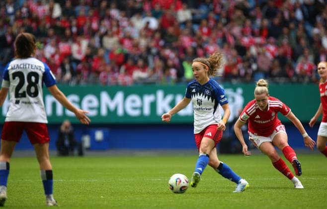 17 05 2026, xcex, GER, Hamburg, Volksparkstadion, Frauenfussball, 1 Bundesliga, DIE LIGA, Google Pixel Frauen Bundesliga, Saison 2025 2026, Spieltag 26, HSV, FCB, Hamburger SV Frauen FC Bayern Muenchen, Melanie Brunntaler HSV vor Alara FCB DFL regulations prohibit any use of photographs as image sequences and or quasi video