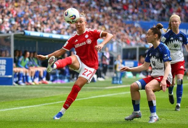 17 05 2026, xcex, GER, Hamburg, Volksparkstadion, Frauenfussball, 1 Bundesliga, DIE LIGA, Google Pixel Frauen Bundesliga, Saison 2025 2026, Spieltag 26, HSV, FCB, Hamburger SV Frauen FC Bayern Muenchen, Arianna Caruso FCB vs Michela Croatto HSV DFL regulations prohibit any use of photographs as image sequences and or quasi video