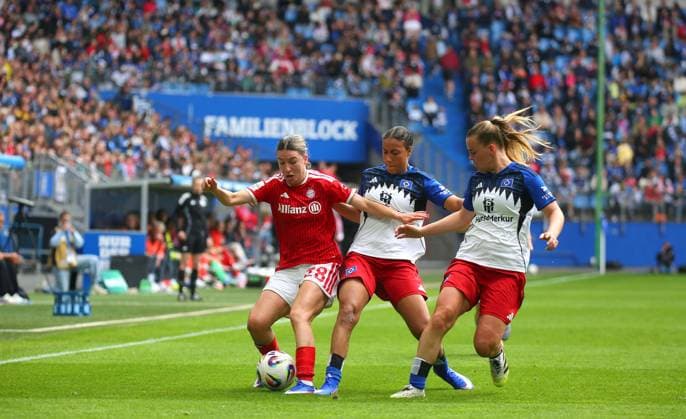 17 05 2026, xcex, GER, Hamburg, Volksparkstadion, Frauenfussball, 1 Bundesliga, DIE LIGA, Google Pixel Frauen Bundesliga, Saison 2025 2026, Spieltag 26, HSV, FCB, Hamburger SV Frauen FC Bayern Muenchen, Barbara Dunst FCB gegen Melina Krueger und Svea Stoldt HSV DFL regulations prohibit any use of photographs as image sequences and or quasi video