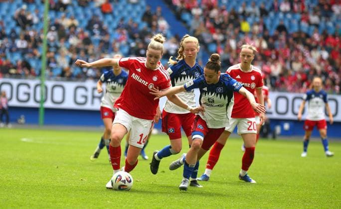 17 05 2026, xcex, GER, Hamburg, Volksparkstadion, Frauenfussball, 1 Bundesliga, DIE LIGA, Google Pixel Frauen Bundesliga, Saison 2025 2026, Spieltag 26, HSV, FCB, Hamburger SV Frauen FC Bayern Muenchen, Alara FCB vs Michela Croatto HSV DFL regulations prohibit any use of photographs as image sequences and or quasi video
