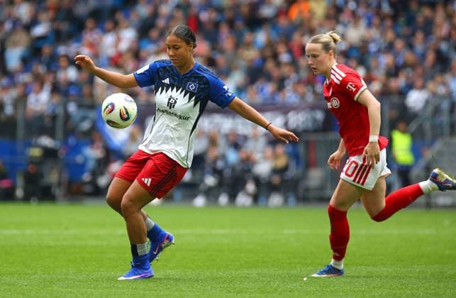 17 05 2026, xcex, GER, Hamburg, Volksparkstadion, Frauenfussball, 1 Bundesliga, DIE LIGA, Google Pixel Frauen Bundesliga, Saison 2025 2026, Spieltag 26, HSV, FCB, Hamburger SV Frauen FC Bayern Muenchen, Melina Krueger HSV vor Alara FCB DFL regulations prohibit any use of photographs as image sequences and or quasi video
