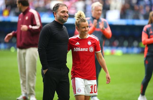 17 05 2026, xcex, GER, Hamburg, Volksparkstadion, Frauenfussball, 1 Bundesliga, DIE LIGA, Google Pixel Frauen Bundesliga, Saison 2025 2026, Spieltag 26, HSV, FCB, Hamburger SV Frauen FC Bayern Muenchen, Trainer Jose Barcala FCB und Linda Dallmann FCB DFL regulations prohibit any use of photographs as image sequences and or quasi video
