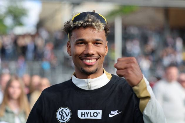 17 05 2026, Football, Men, 2 Bundesliga, Season 2025 2026, SV 07 Elversberg SC Preußen Münster, Bambase Conte SV 07 Elversberg cheers Elversberg Ursapharm Arena an der Kaiserlinde Saarland Germany DEU Copyright: xSebastianxBachx