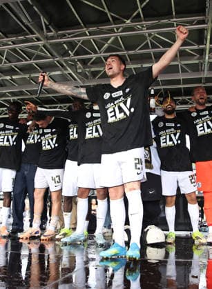 17 05 2026, Football, Men, 2 Bundesliga, Season 2025 2026, SV 07 Elversberg SC Preußen Münster, The SV 07 Elversberg team celebrates promotion to the 1 Bundesliga after the final whistle, Luca Schnellbacher SV 07 Elversberg Elversberg Ursapharm Arena an der Kaiserlinde Saarland Germany DEU Copyright: xSebastianxBachx