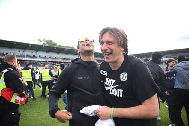 17 05 2026, Football, Men, 2 Bundesliga, Season 2025 2026, SV 07 Elversberg SC Preußen Münster, The SV 07 Elversberg team celebrates promotion to the 1 Bundesliga after the final whistle, Jan Gyamerah SV 07 Elversberg and coach Vincent Wagner SV 07 Elversberg Elversberg Ursapharm Arena an der Kaiserlinde Saarland Germany DEU Copyright: xSebastianxBachx