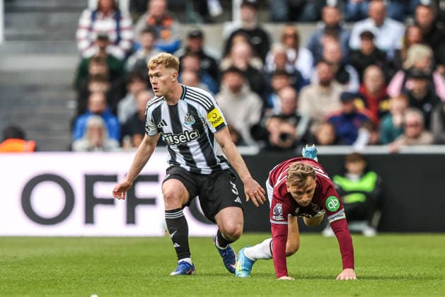 Newcastle United v West Ham United - Premier League Jarrod Bowen of West Ham United is tackled by Lewis Hall of Newcastle United during the Premier League match between Newcastle United and West Ham United at St. James s Park in Newcastle, United Kingdom, on May 17, 2026. Newcastle United Kingdom  Copyright: xNewsxImagesx originalFilename:cosgrove-premierl260517_np0ah.jpg